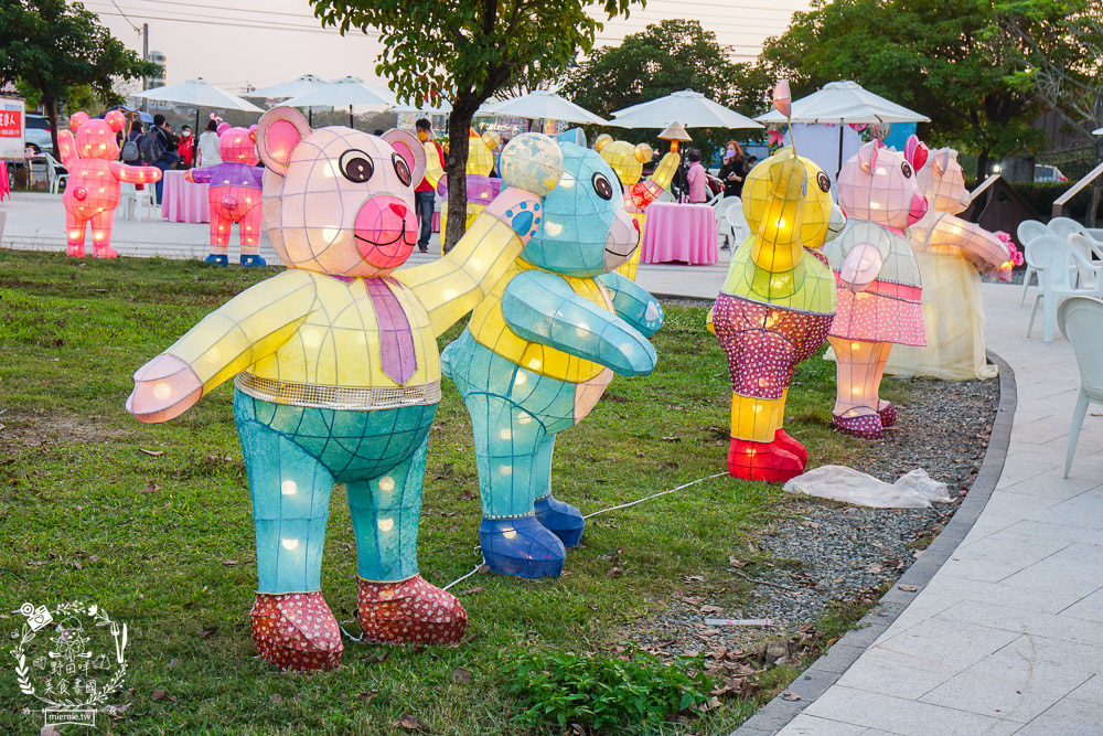 2025美濃花海|高雄色彩絢麗的繽紛浪漫花海!超好拍的七彩巨椅+兔兔藝術裝置!向日葵+百日草+大波斯菊等絢爛花海~
