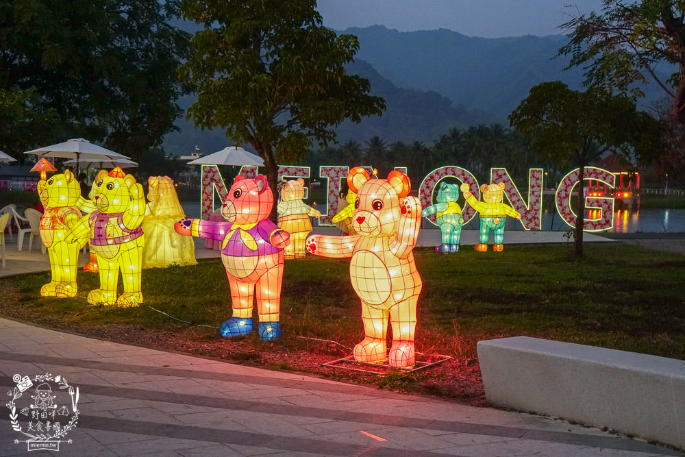 2025美濃花海|高雄色彩絢麗的繽紛浪漫花海!超好拍的七彩巨椅+兔兔藝術裝置!向日葵+百日草+大波斯菊等絢爛花海~