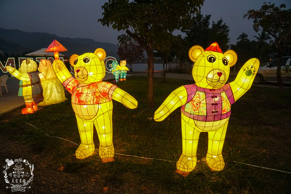 2025美濃花海|高雄色彩絢麗的繽紛浪漫花海!超好拍的七彩巨椅+兔兔藝術裝置!向日葵+百日草+大波斯菊等絢爛花海~