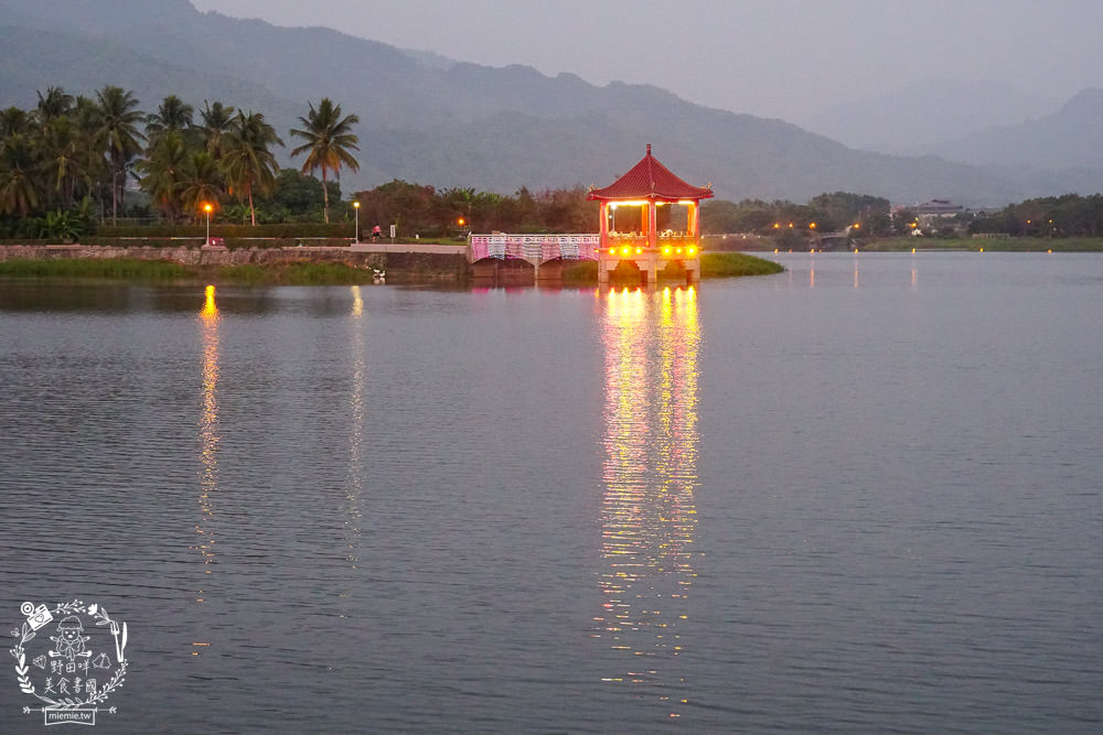 2025美濃花海|高雄色彩絢麗的繽紛浪漫花海!超好拍的七彩巨椅+兔兔藝術裝置!向日葵+百日草+大波斯菊等絢爛花海~