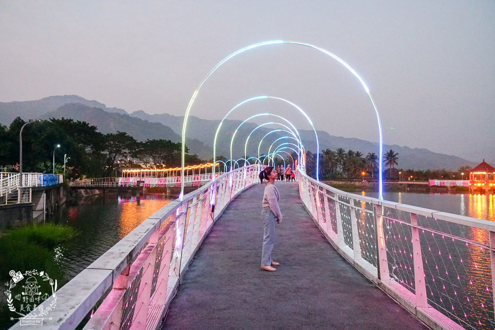 2025美濃花海|高雄色彩絢麗的繽紛浪漫花海!超好拍的七彩巨椅+兔兔藝術裝置!向日葵+百日草+大波斯菊等絢爛花海~