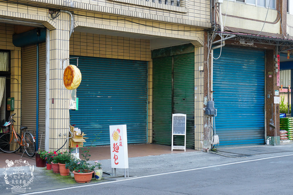 2025美濃花海|高雄色彩絢麗的繽紛浪漫花海!超好拍的七彩巨椅+兔兔藝術裝置!向日葵+百日草+大波斯菊等絢爛花海~