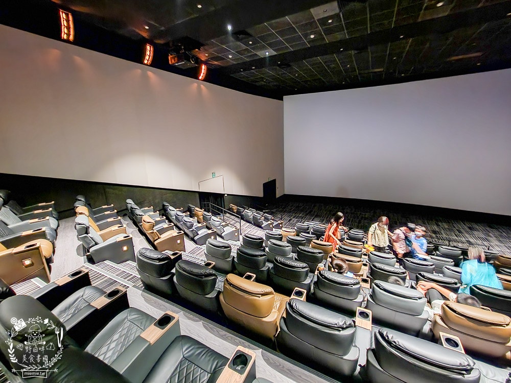 高雄夢時代秀泰影城耗資2.5億打造超好拍照的未來航空站?高級傾躺式商務級皮椅、劇院級音響與南台最大寬螢幕!