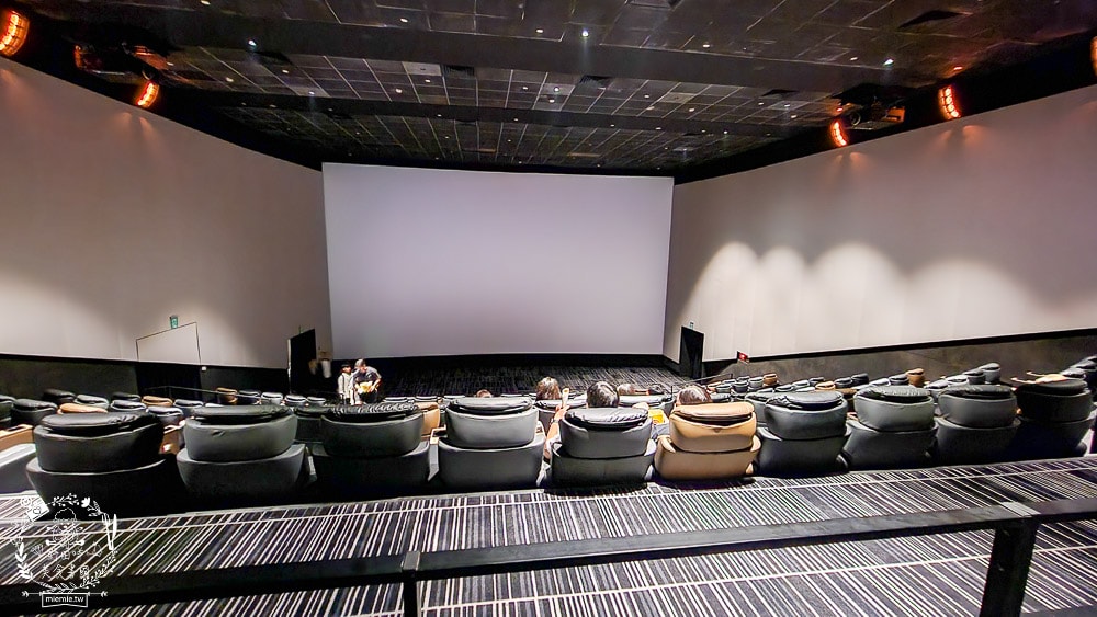 高雄夢時代秀泰影城耗資2.5億打造超好拍照的未來航空站?高級傾躺式商務級皮椅、劇院級音響與南台最大寬螢幕!