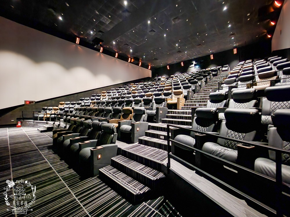 高雄夢時代秀泰影城耗資2.5億打造超好拍照的未來航空站?高級傾躺式商務級皮椅、劇院級音響與南台最大寬螢幕!