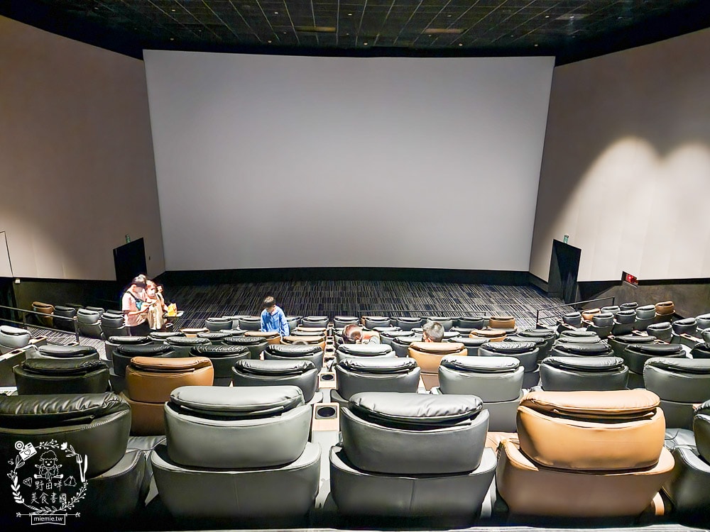 高雄夢時代秀泰影城耗資2.5億打造超好拍照的未來航空站?高級傾躺式商務級皮椅、劇院級音響與南台最大寬螢幕!