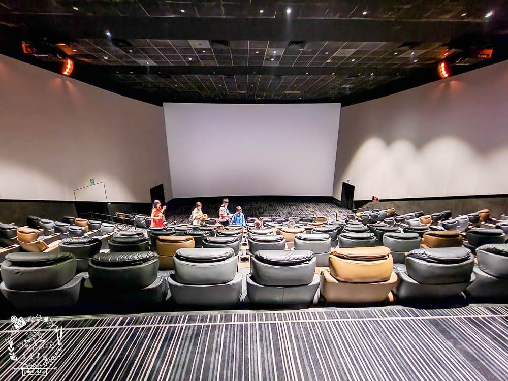高雄夢時代秀泰影城耗資2.5億打造超好拍照的未來航空站?高級傾躺式商務級皮椅、劇院級音響與南台最大寬螢幕!