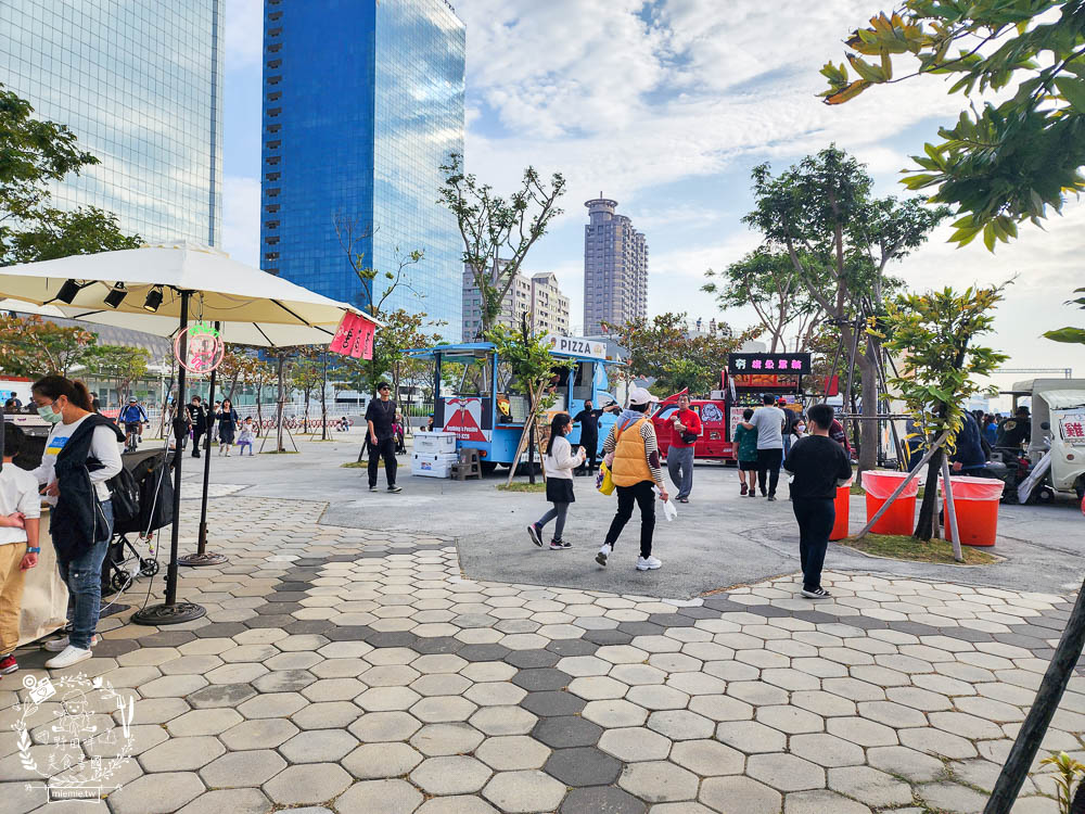 2024高雄黃色小鴨冬日遊樂園|超好拍照的兩隻黃色小鴨就在流行中心!