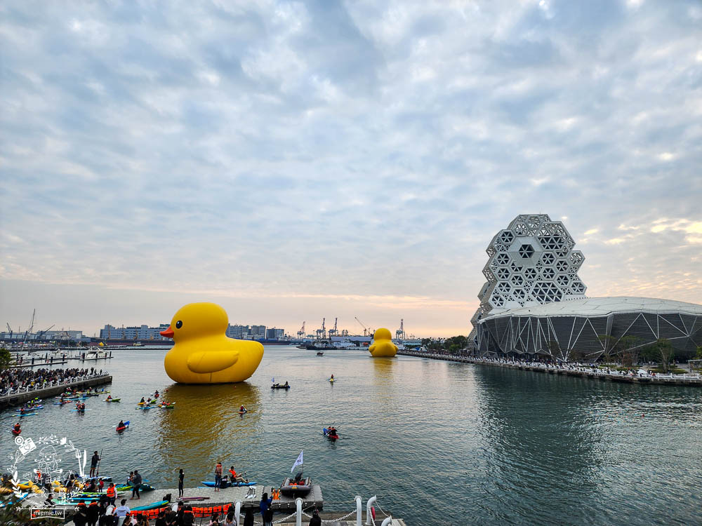 2024高雄黃色小鴨冬日遊樂園|超好拍照的兩隻黃色小鴨就在流行中心!