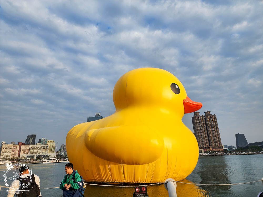 2024高雄黃色小鴨冬日遊樂園|超好拍照的兩隻黃色小鴨就在流行中心!