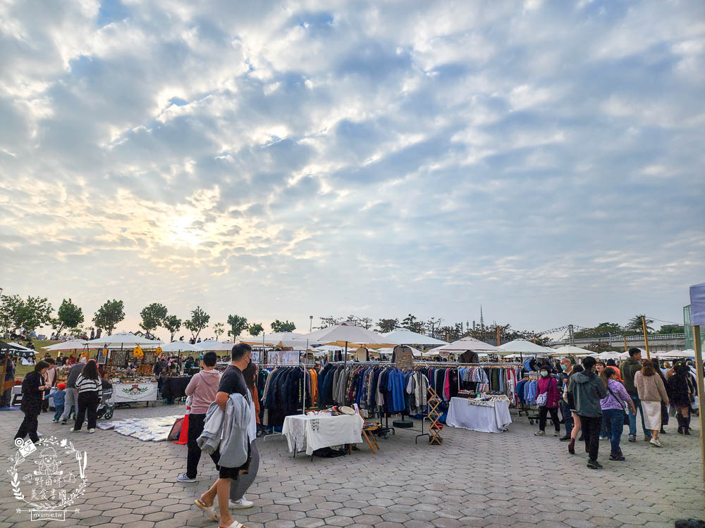 2024高雄黃色小鴨冬日遊樂園|超好拍照的兩隻黃色小鴨就在流行中心!