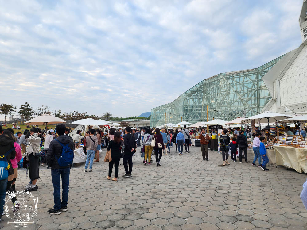 2024高雄黃色小鴨冬日遊樂園|超好拍照的兩隻黃色小鴨就在流行中心!