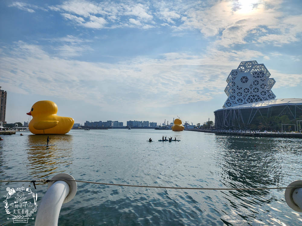 2024高雄黃色小鴨冬日遊樂園|超好拍照的兩隻黃色小鴨就在流行中心!