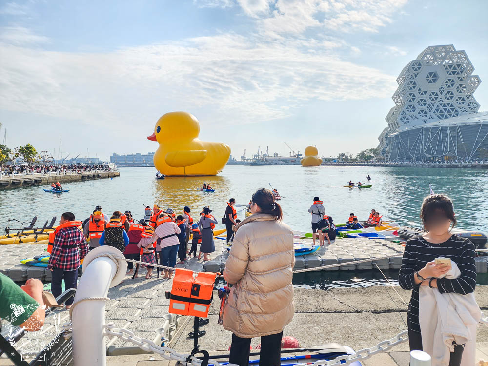 2024高雄黃色小鴨冬日遊樂園|超好拍照的兩隻黃色小鴨就在流行中心!