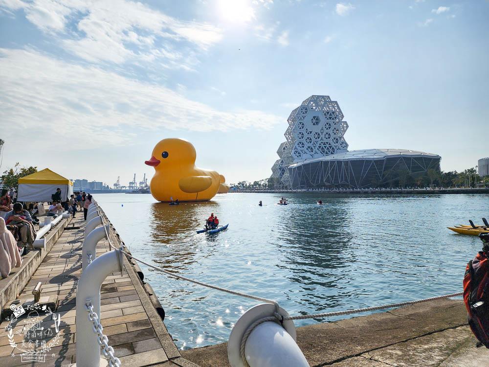 2024高雄黃色小鴨冬日遊樂園|超好拍照的兩隻黃色小鴨就在流行中心!