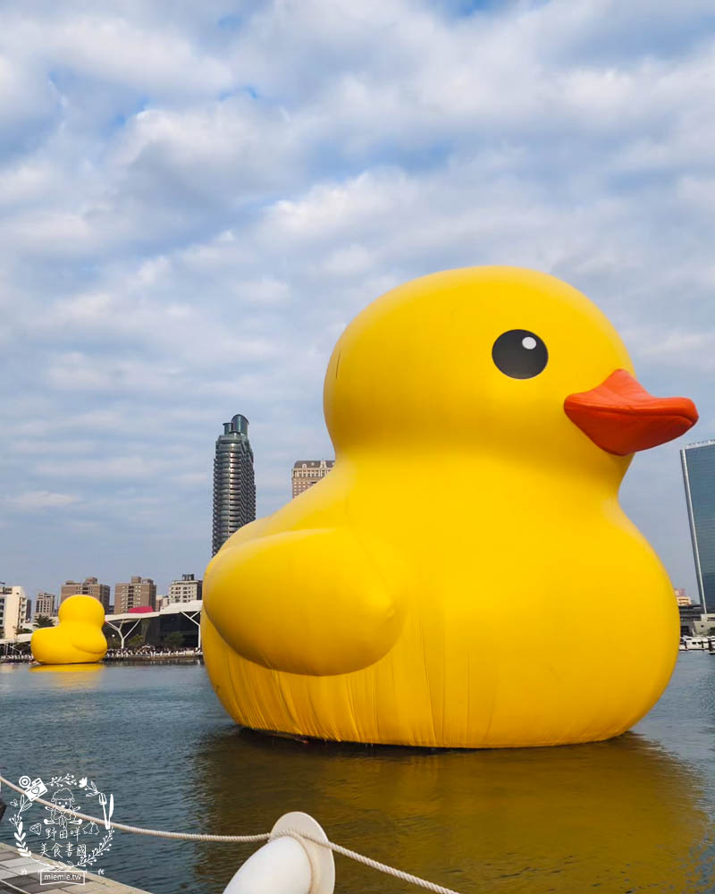 2024高雄黃色小鴨冬日遊樂園|超好拍照的兩隻黃色小鴨就在流行中心!