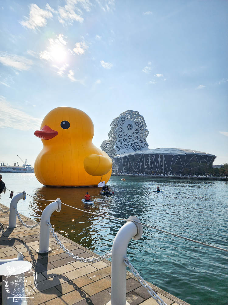 2024高雄黃色小鴨冬日遊樂園|超好拍照的兩隻黃色小鴨就在流行中心!