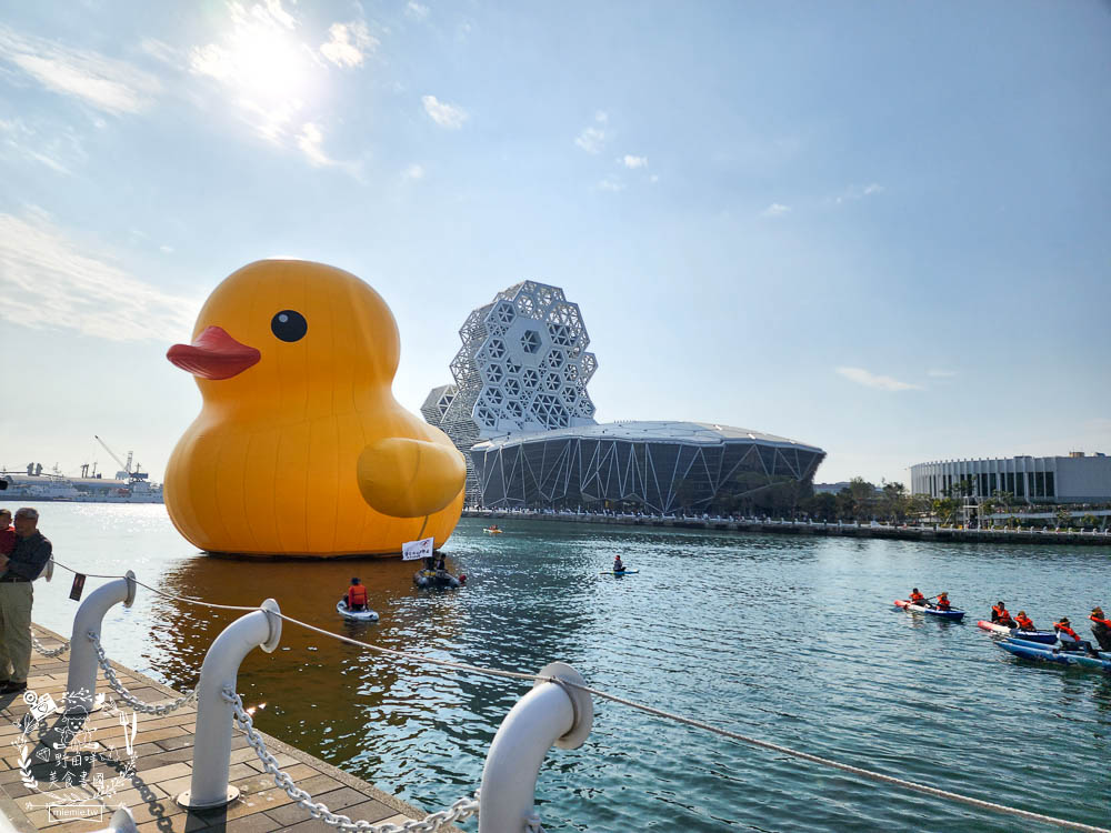 2024高雄黃色小鴨冬日遊樂園|超好拍照的兩隻黃色小鴨就在流行中心!