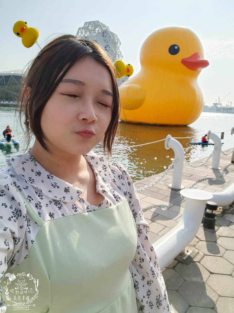 2024高雄黃色小鴨冬日遊樂園|超好拍照的兩隻黃色小鴨就在流行中心!