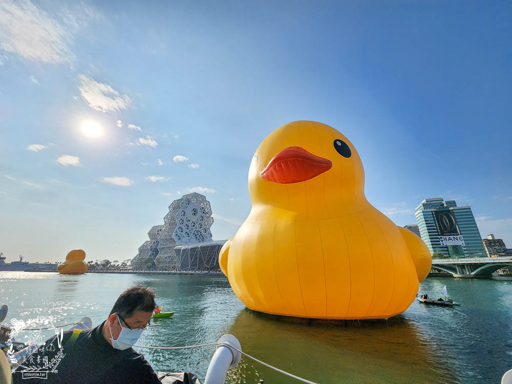 2024高雄黃色小鴨冬日遊樂園|超好拍照的兩隻黃色小鴨就在流行中心!