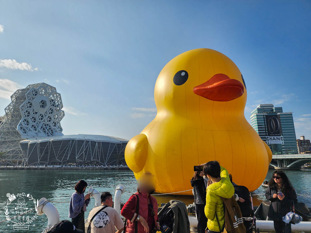 2024高雄黃色小鴨冬日遊樂園|超好拍照的兩隻黃色小鴨就在流行中心!