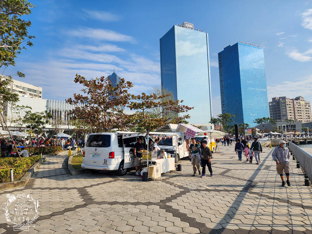 2024高雄黃色小鴨冬日遊樂園|超好拍照的兩隻黃色小鴨就在流行中心!