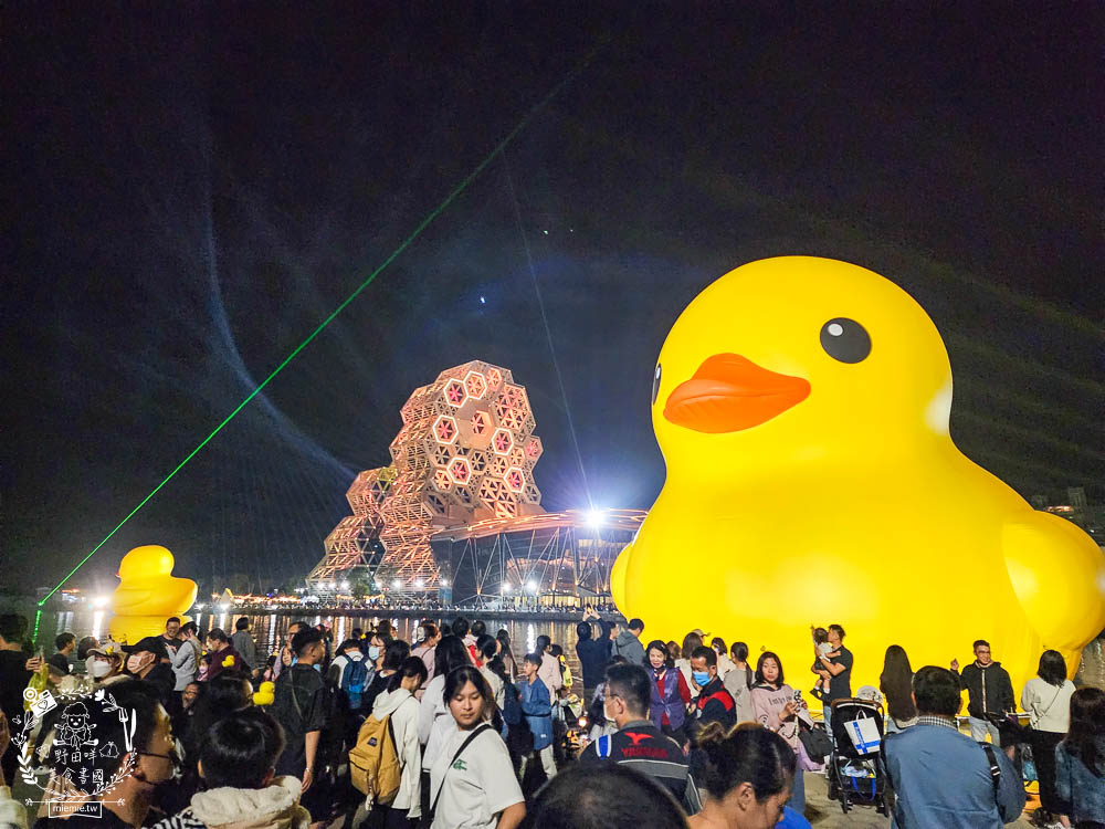 2024高雄黃色小鴨冬日遊樂園|超好拍照的兩隻黃色小鴨就在流行中心!