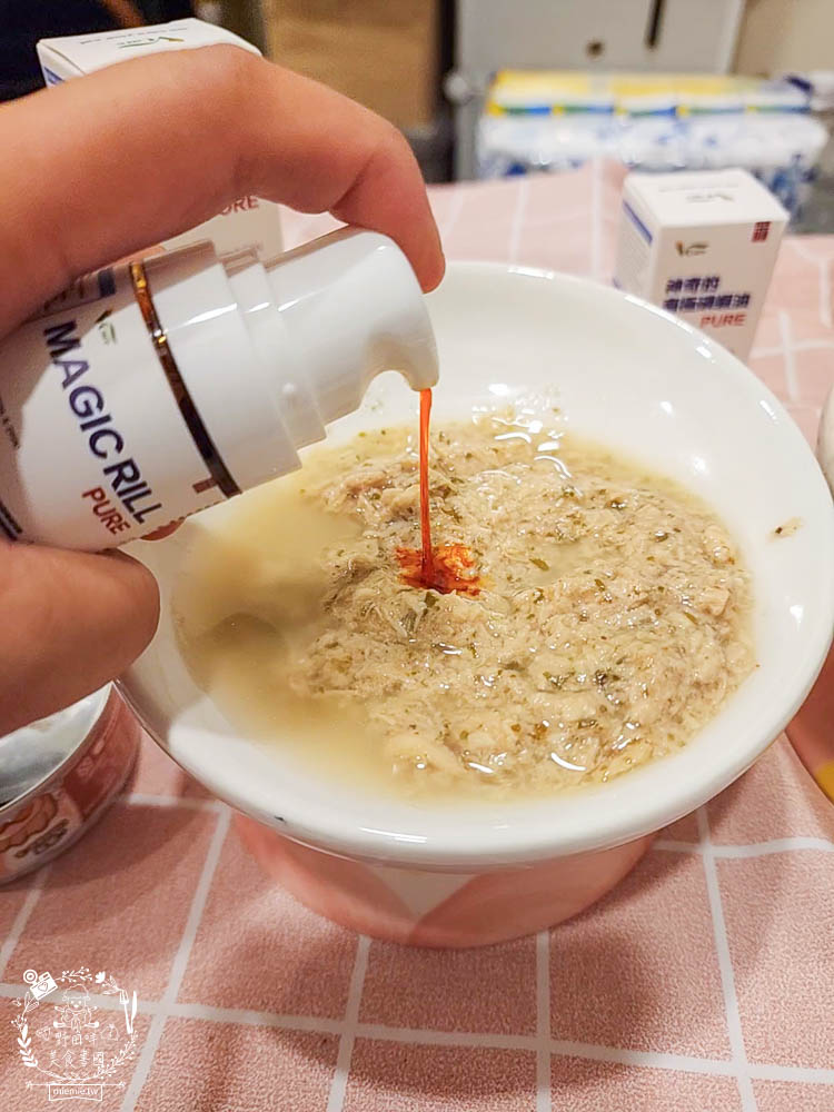 肉球世界適口性與營養含量極高的AK南極磷蝦X雞肉凍乾無穀貓糧+VCARE神奇的南極磷蝦油+鮮味大絲肉絲主食罐