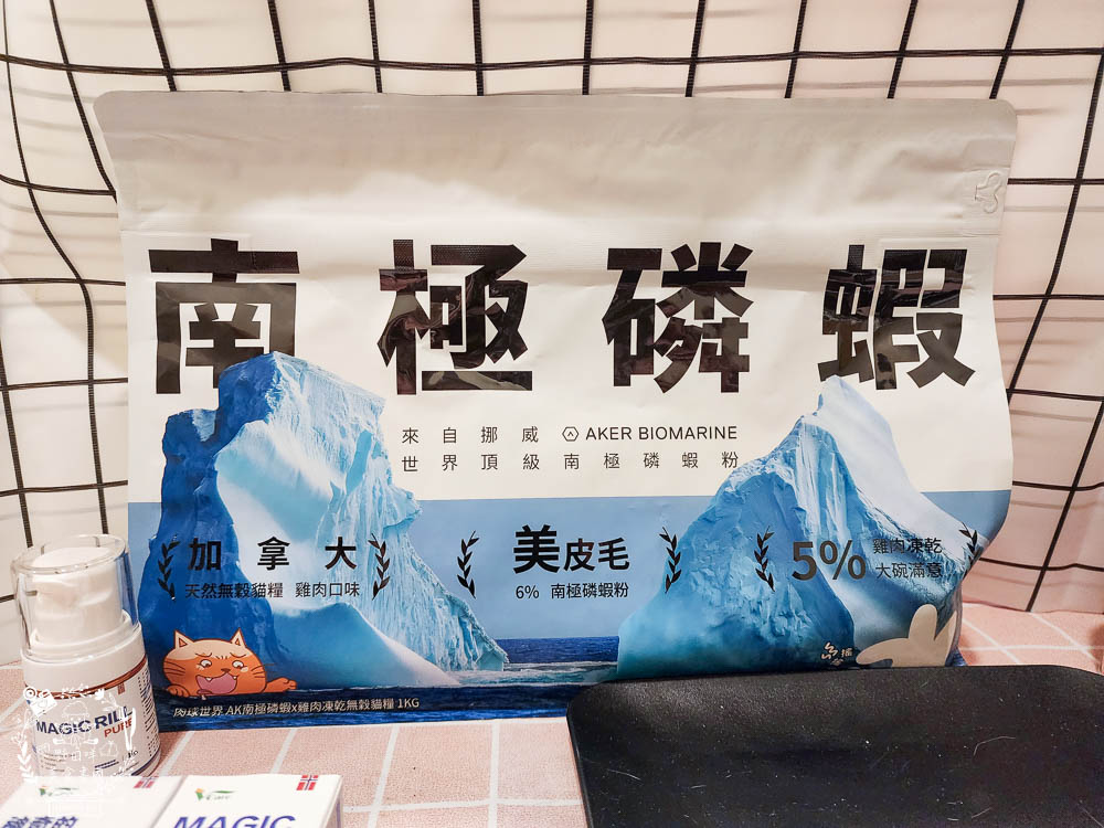 肉球世界適口性與營養含量極高的AK南極磷蝦X雞肉凍乾無穀貓糧+VCARE神奇的南極磷蝦油+鮮味大絲肉絲主食罐