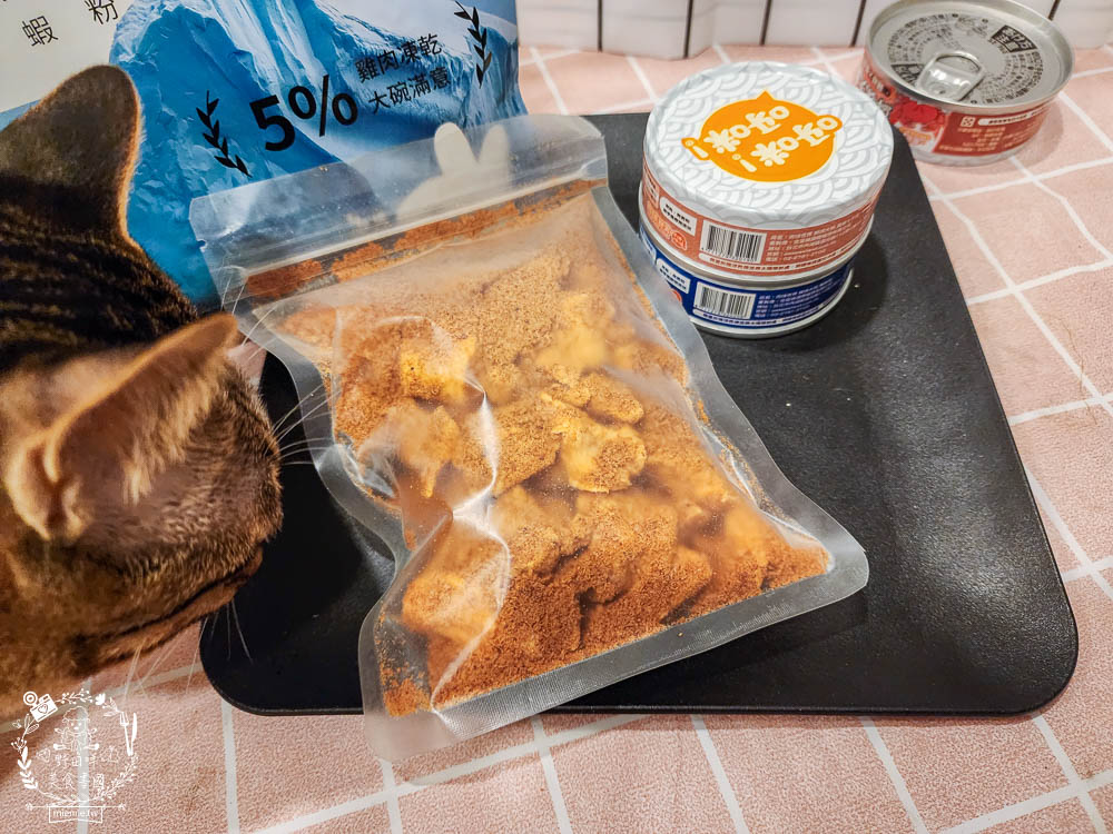 肉球世界適口性與營養含量極高的AK南極磷蝦X雞肉凍乾無穀貓糧+VCARE神奇的南極磷蝦油+鮮味大絲肉絲主食罐