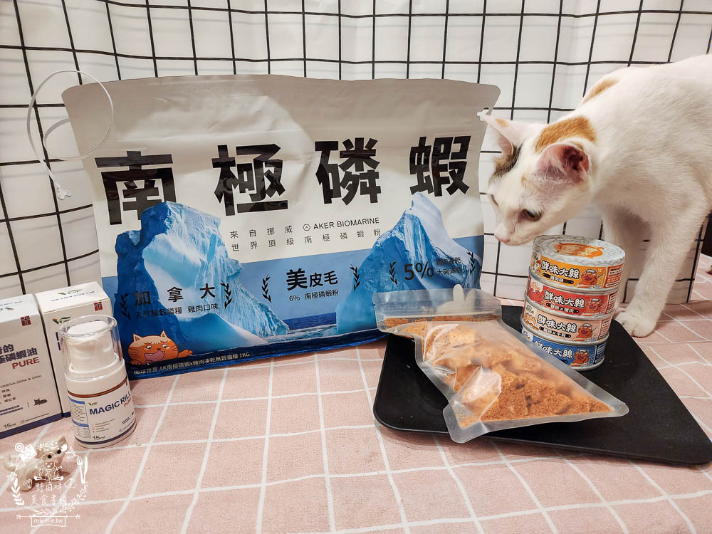 肉球世界適口性與營養含量極高的AK南極磷蝦X雞肉凍乾無穀貓糧+VCARE神奇的南極磷蝦油+鮮味大絲肉絲主食罐