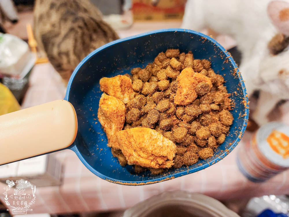 肉球世界適口性與營養含量極高的AK南極磷蝦X雞肉凍乾無穀貓糧+VCARE神奇的南極磷蝦油+鮮味大絲肉絲主食罐