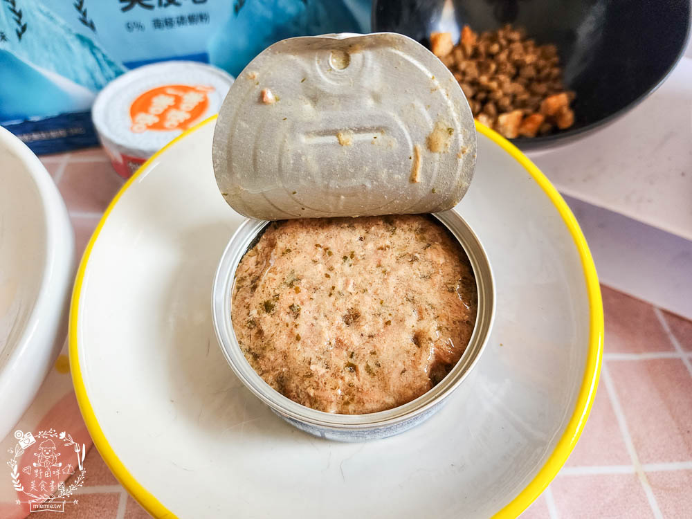 肉球世界適口性與營養含量極高的AK南極磷蝦X雞肉凍乾無穀貓糧+VCARE神奇的南極磷蝦油+鮮味大絲肉絲主食罐