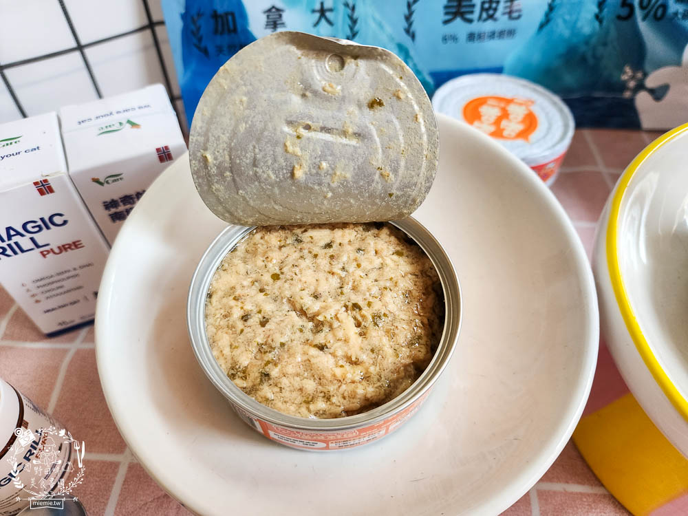 肉球世界適口性與營養含量極高的AK南極磷蝦X雞肉凍乾無穀貓糧+VCARE神奇的南極磷蝦油+鮮味大絲肉絲主食罐