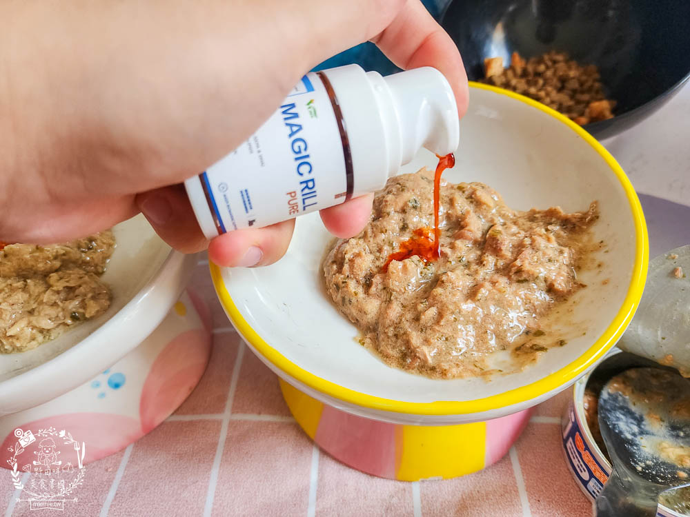 肉球世界適口性與營養含量極高的AK南極磷蝦X雞肉凍乾無穀貓糧+VCARE神奇的南極磷蝦油+鮮味大絲肉絲主食罐