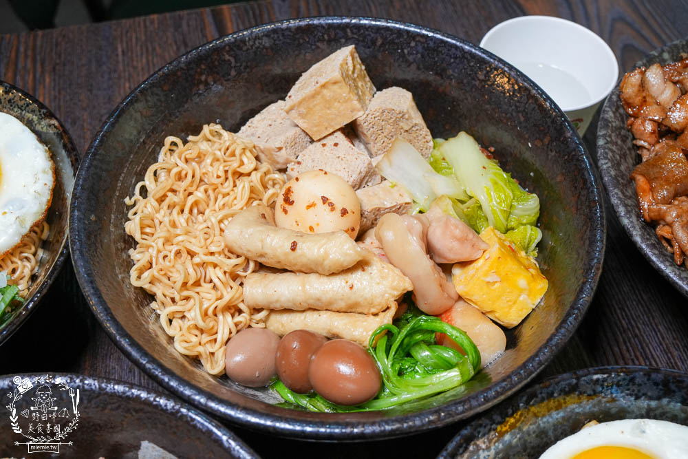 鳳山美食[食扒穗麻辣燙炒泡麵]文山特區超人氣平價美食推薦!3倍炙燒肉肉好澎湃!