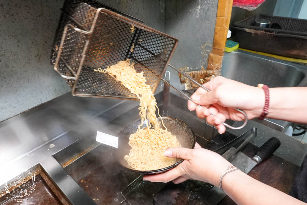 鳳山美食[食扒穗麻辣燙炒泡麵]文山特區超人氣平價美食推薦!3倍炙燒肉肉好澎湃!