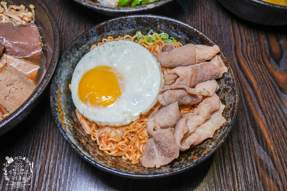 鳳山美食[食扒穗麻辣燙炒泡麵]文山特區超人氣平價美食推薦!3倍炙燒肉肉好澎湃!