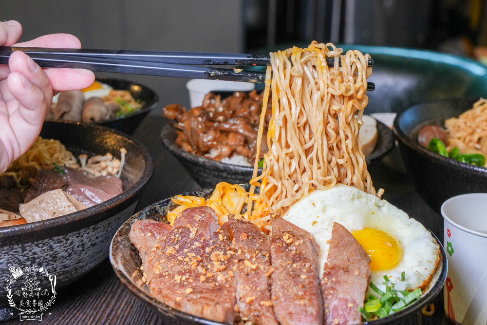 鳳山美食[食扒穗麻辣燙炒泡麵]文山特區超人氣平價美食推薦!3倍炙燒肉肉好澎湃!