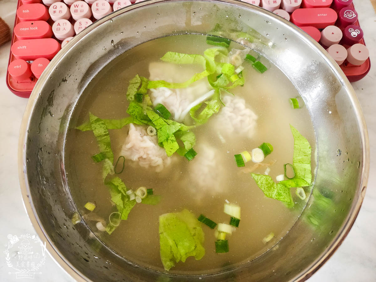鳳山麵羹推薦[高家赤肉羹蝦仁餛飩]超大碗又料很多的麵羹只要50元?!無辣不歡必加銷魂香辣的辣椒油！