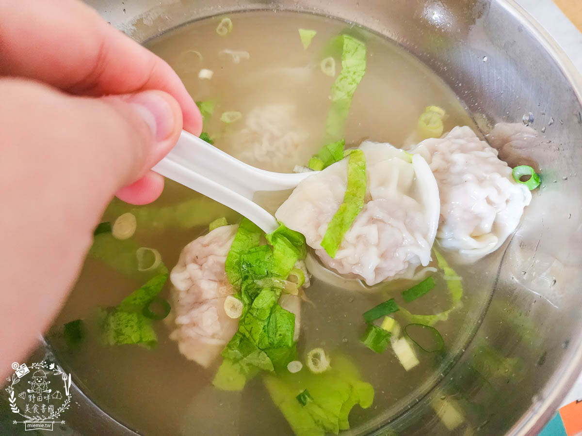 鳳山麵羹推薦[高家赤肉羹蝦仁餛飩]超大碗又料很多的麵羹只要50元?!無辣不歡必加銷魂香辣的辣椒油！