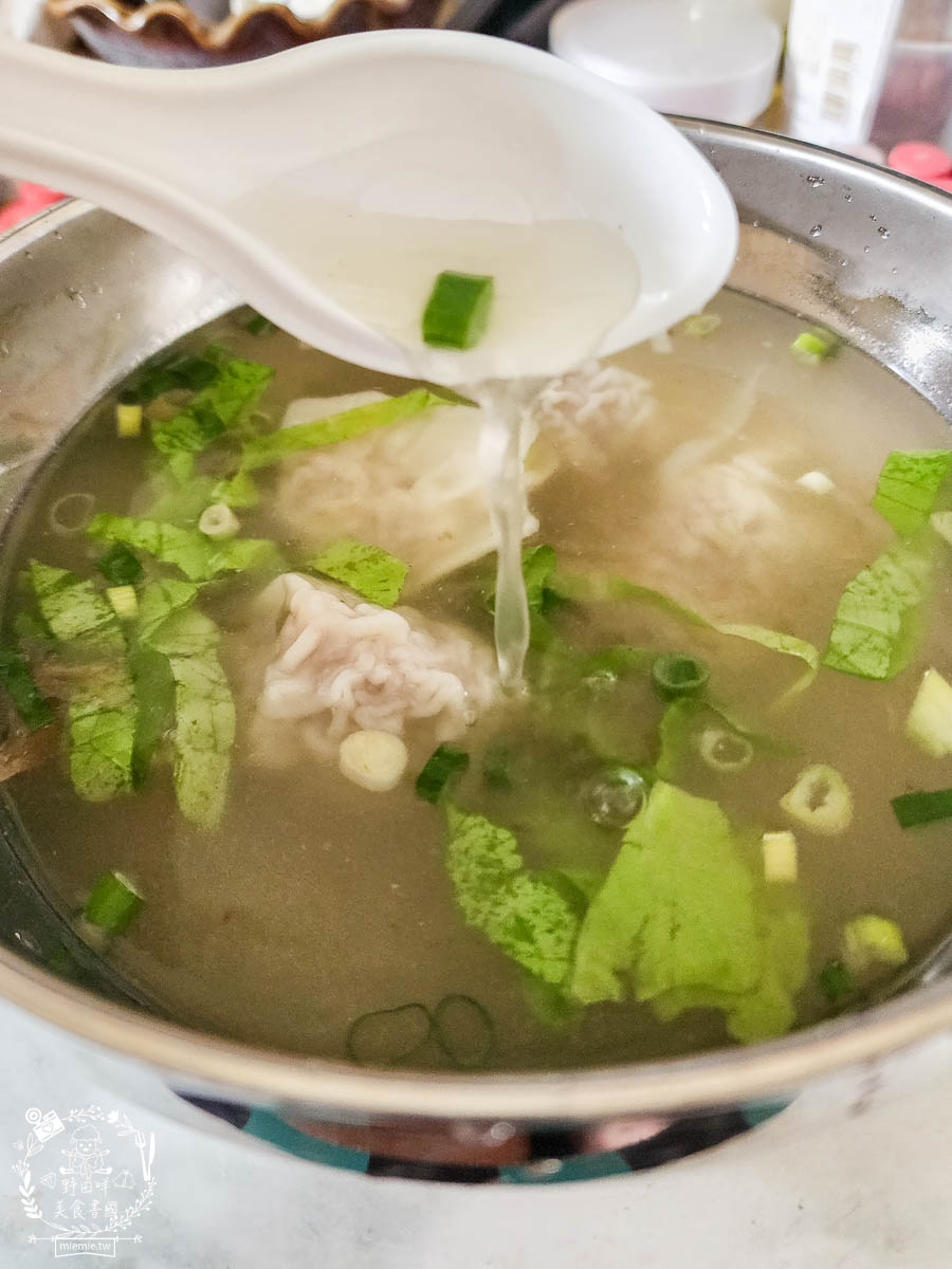 鳳山麵羹推薦[高家赤肉羹蝦仁餛飩]超大碗又料很多的麵羹只要50元?!無辣不歡必加銷魂香辣的辣椒油！