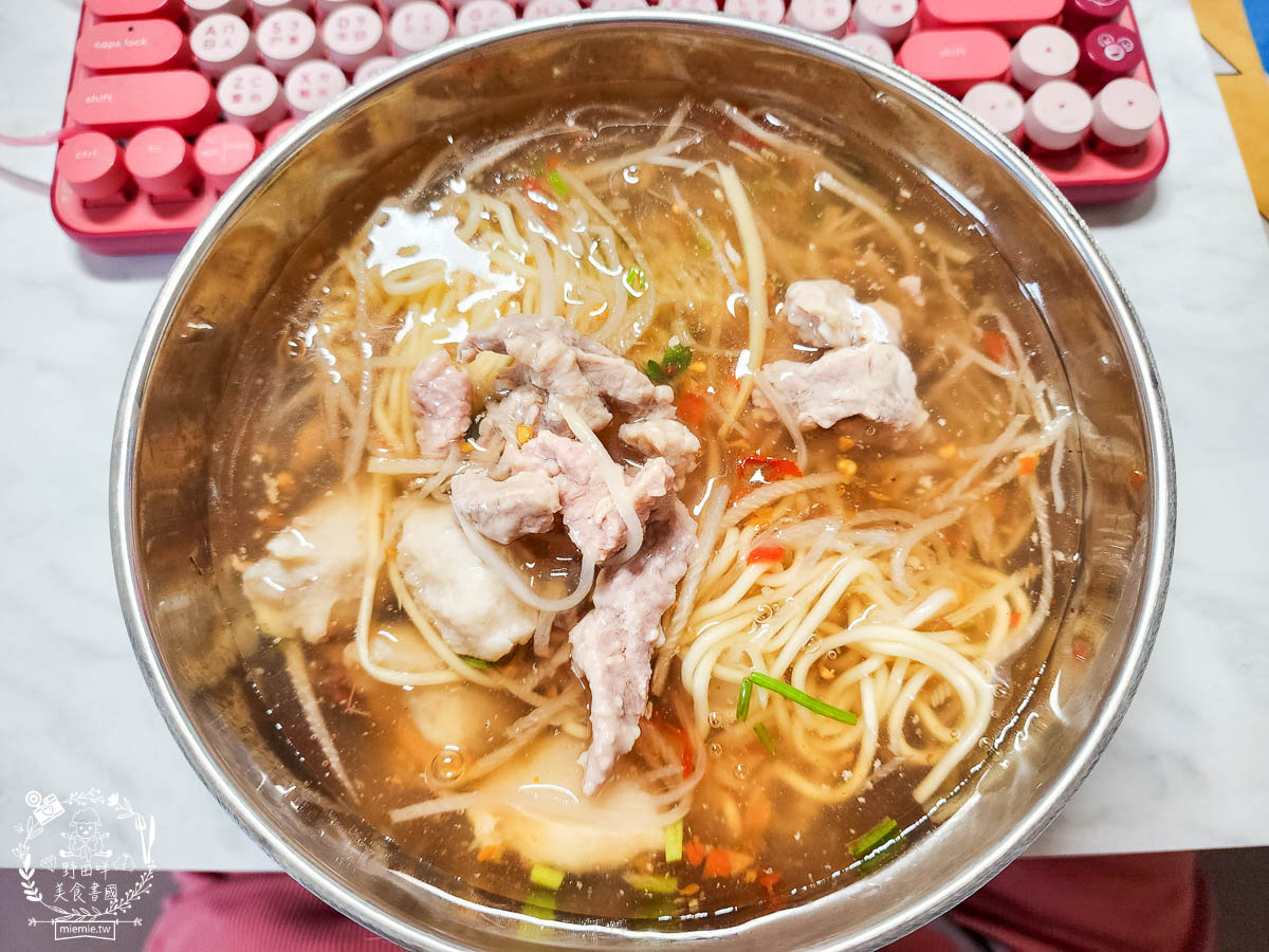 鳳山麵羹推薦[高家赤肉羹蝦仁餛飩]超大碗又料很多的麵羹只要50元?!無辣不歡必加銷魂香辣的辣椒油！