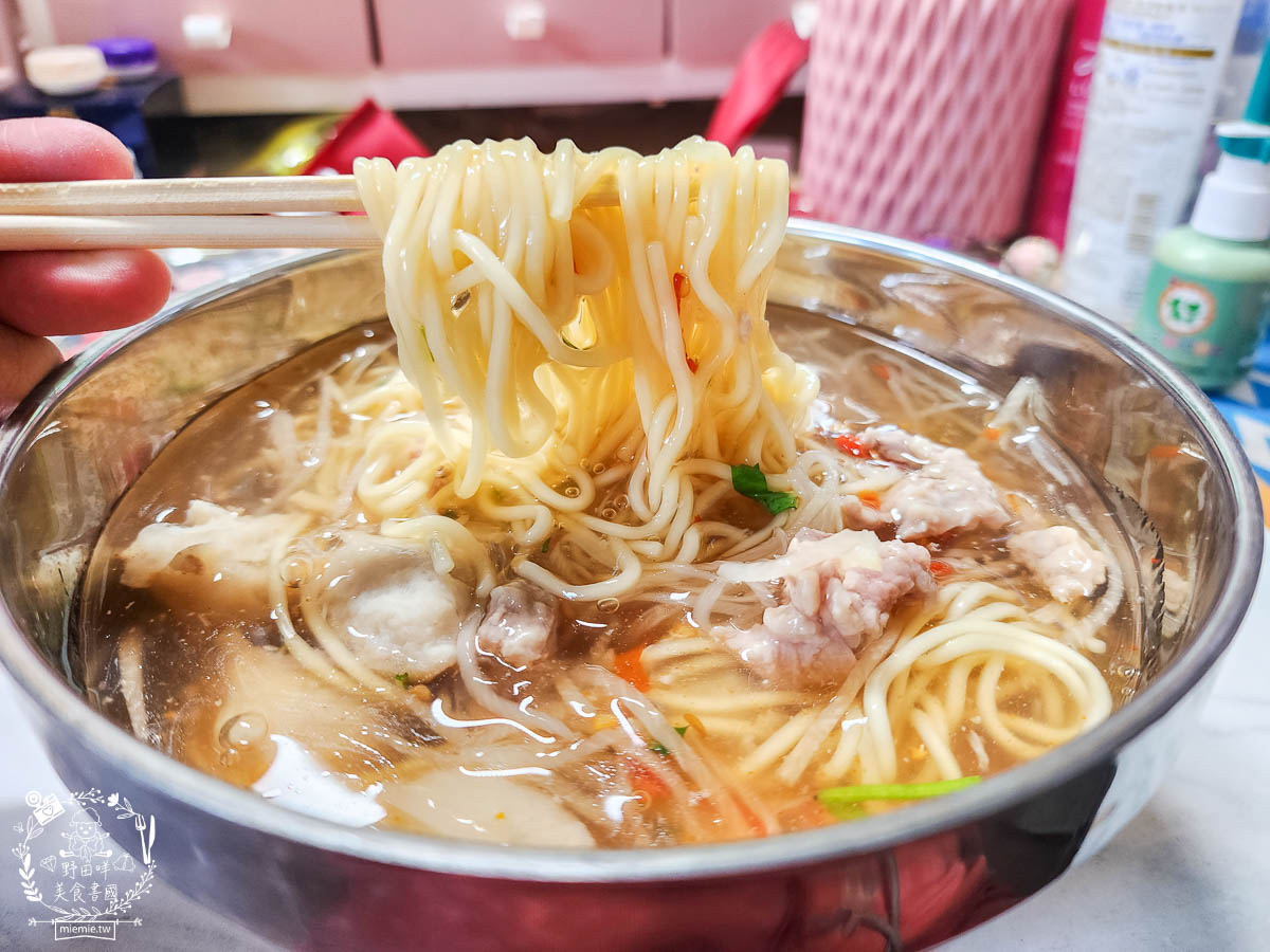 鳳山麵羹推薦[高家赤肉羹蝦仁餛飩]超大碗又料很多的麵羹只要50元?!無辣不歡必加銷魂香辣的辣椒油！