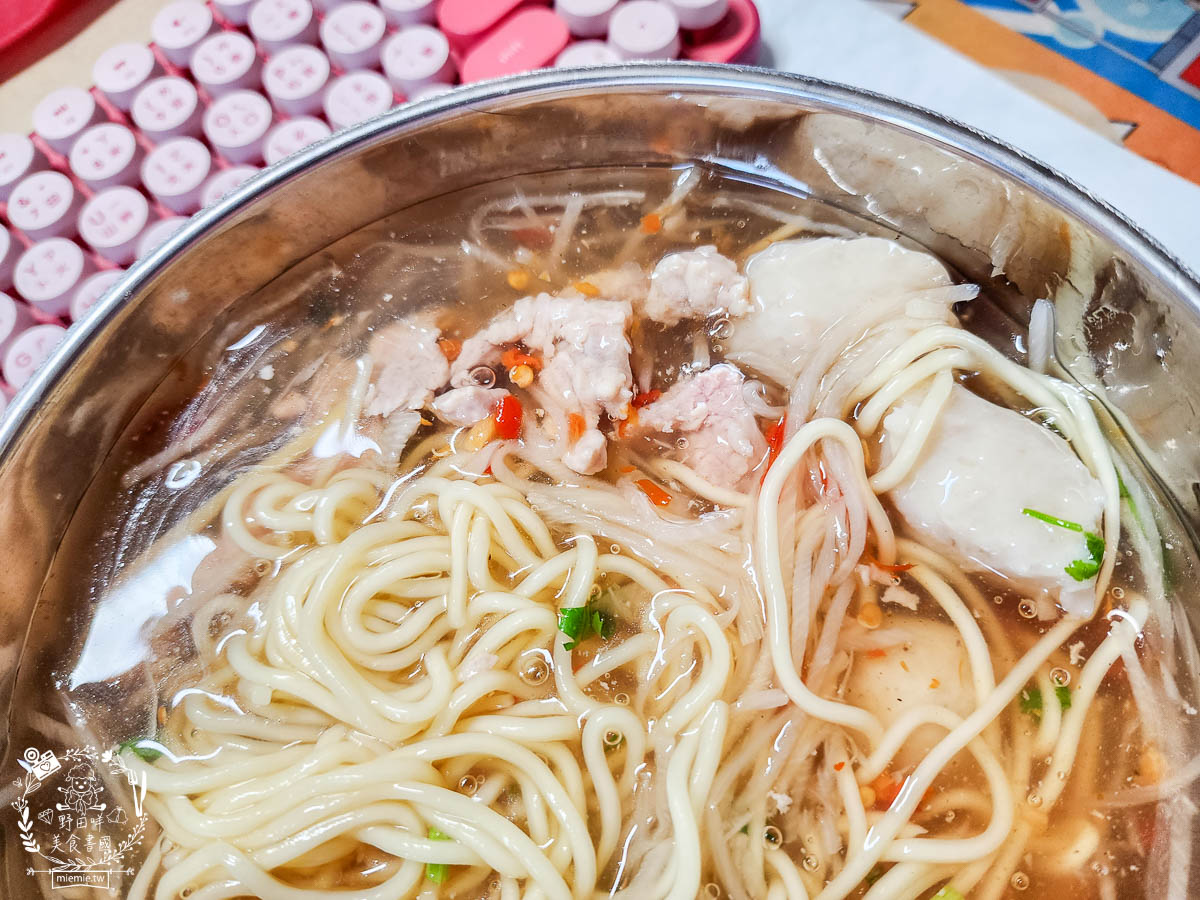 鳳山麵羹推薦[高家赤肉羹蝦仁餛飩]超大碗又料很多的麵羹只要50元?!無辣不歡必加銷魂香辣的辣椒油！