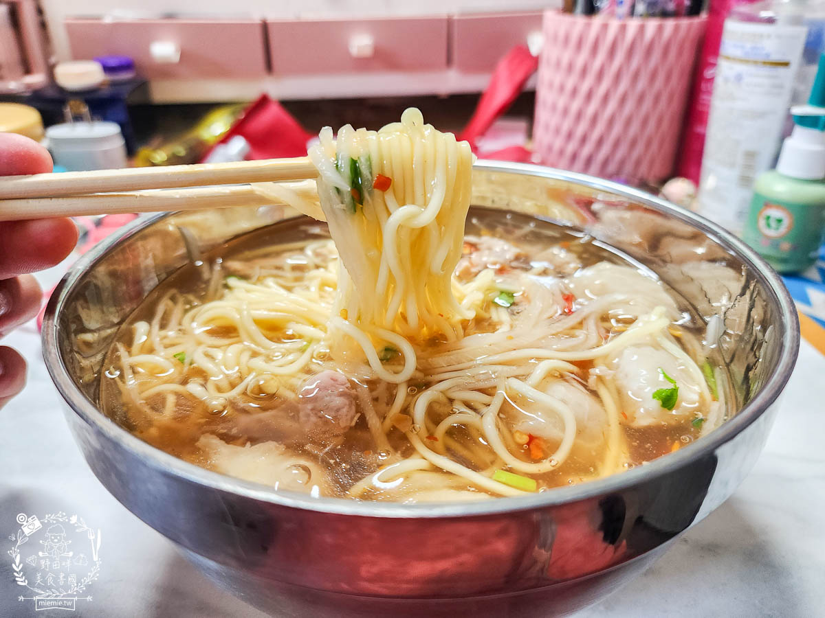 鳳山麵羹推薦[高家赤肉羹蝦仁餛飩]超大碗又料很多的麵羹只要50元?!無辣不歡必加銷魂香辣的辣椒油！