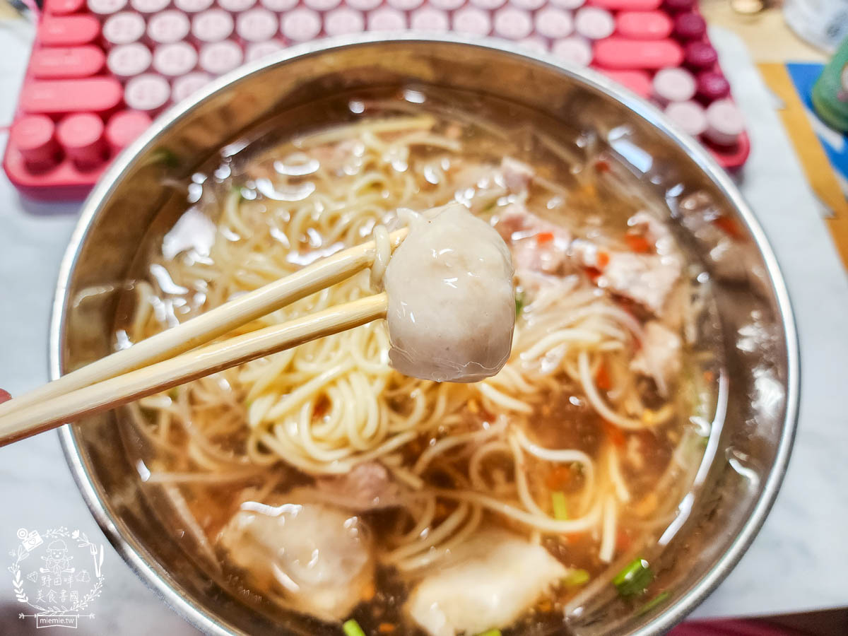 鳳山麵羹推薦[高家赤肉羹蝦仁餛飩]超大碗又料很多的麵羹只要50元?!無辣不歡必加銷魂香辣的辣椒油！