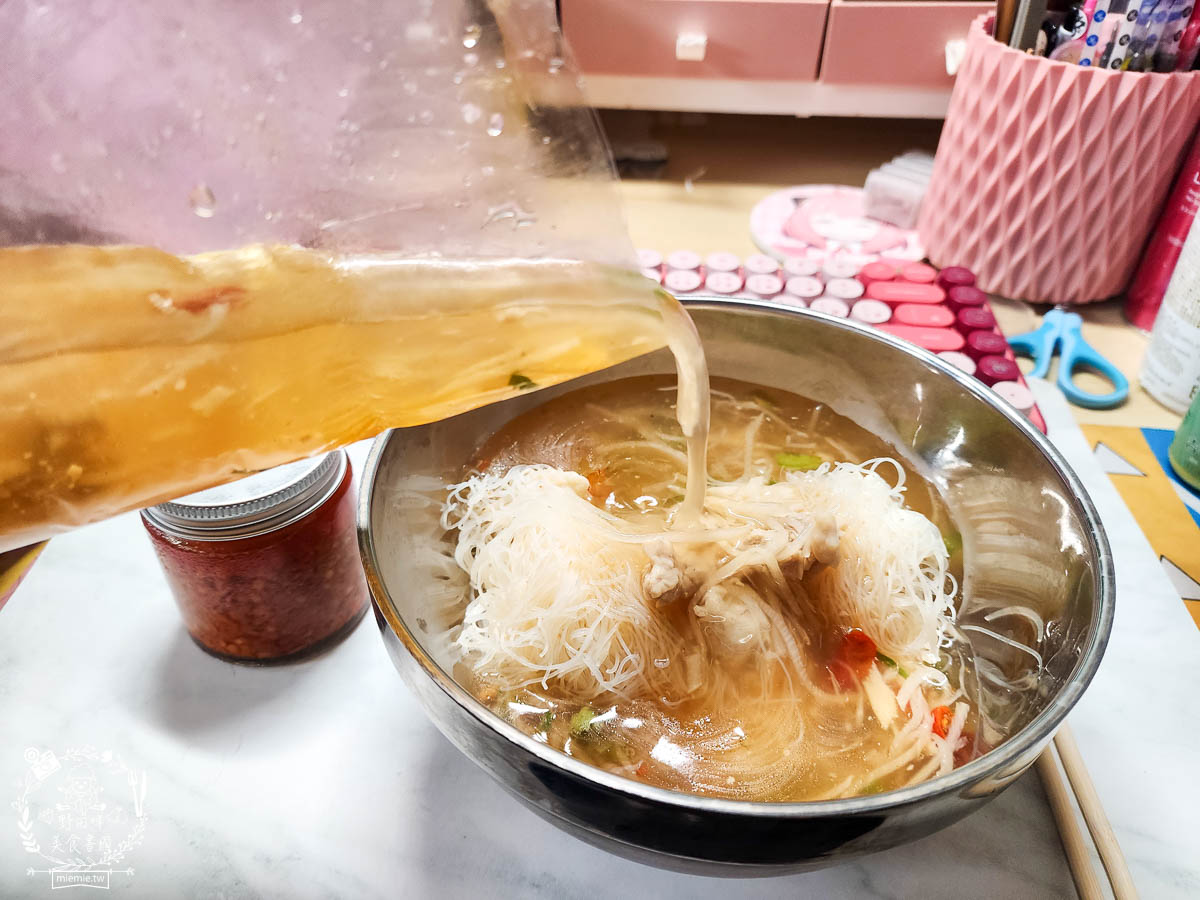 鳳山麵羹推薦[高家赤肉羹蝦仁餛飩]超大碗又料很多的麵羹只要50元?!無辣不歡必加銷魂香辣的辣椒油！