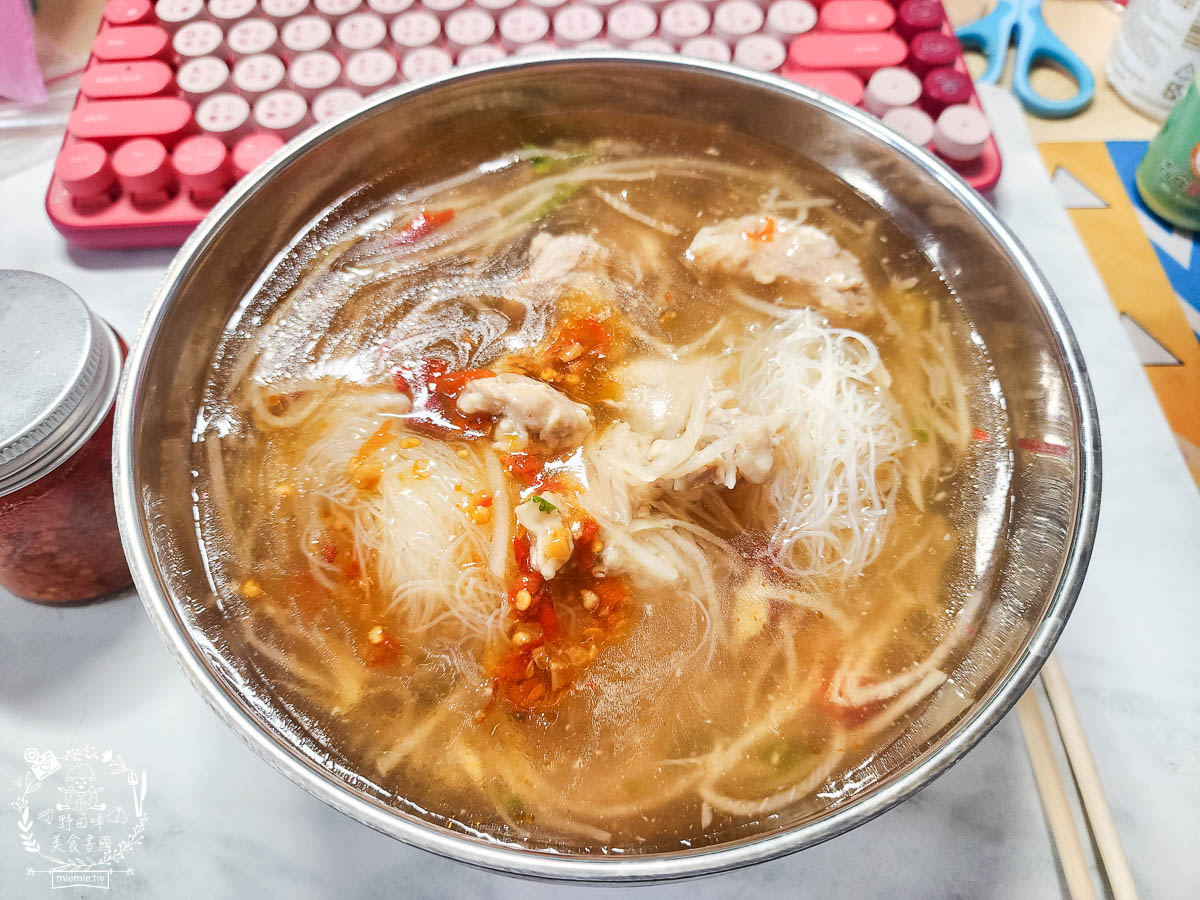 鳳山麵羹推薦[高家赤肉羹蝦仁餛飩]超大碗又料很多的麵羹只要50元?!無辣不歡必加銷魂香辣的辣椒油！