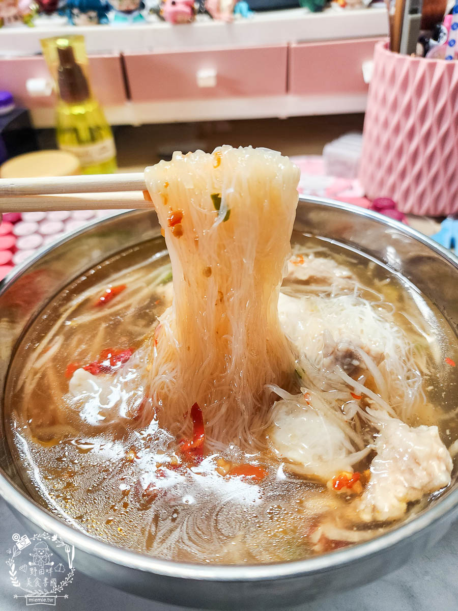 鳳山麵羹推薦[高家赤肉羹蝦仁餛飩]超大碗又料很多的麵羹只要50元?!無辣不歡必加銷魂香辣的辣椒油！